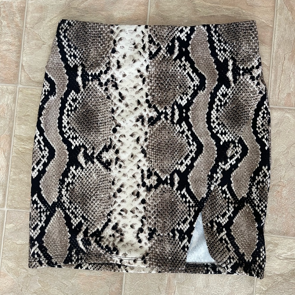 MOVING SALE MAKE OFFER Snake print mini skirt with slit